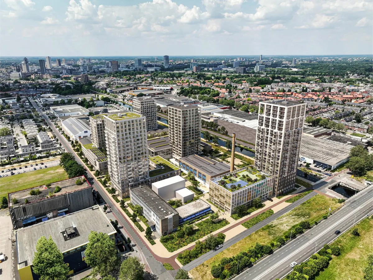 Een gerenderd overzicht van een binnenstedelijk gebied met woontorens met balkons rond een oude fabrieksschoorsteen, daktuinen op de lage bebouwing ertussen, een kanaal langs de rand en de stad tot aan de horizon