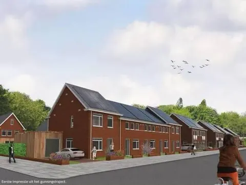 Een gerenderd beeld van een rij rode baksteenwoningen met zonnepanelen op het dak, met voortuinen, een geklinkerde stoep en een straat ervoor, met onderin de regel dat het een eerste impressie uit het gunningstraject is