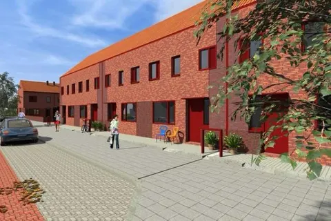 Een gerenderd beeld van een rij rode baksteenwoningen met een doorlopend zadeldak, rode kozijnen en voordeuren, met een geklinkerde straat en een boom ervoor