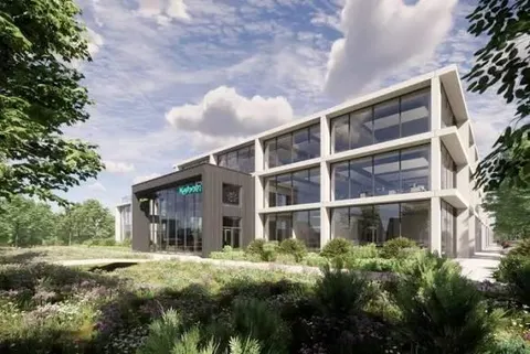 Een gerenderd buitenbeeld van een bedrijfsgebouw van drie lagen met een glazen gevel in hoge betonnen kaders, een donker geveldeel met de bedrijfsnaam bij de entree en beplanting en bomen op de voorgrond
