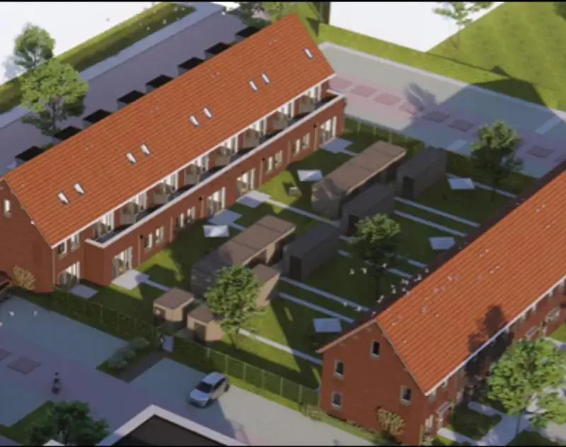 Een gerenderd vogelvluchtbeeld van twee rijen woningen met rode pannendaken, met tuinen en losse bergingen ertussen en zonnepanelen op de daken aan de overkant