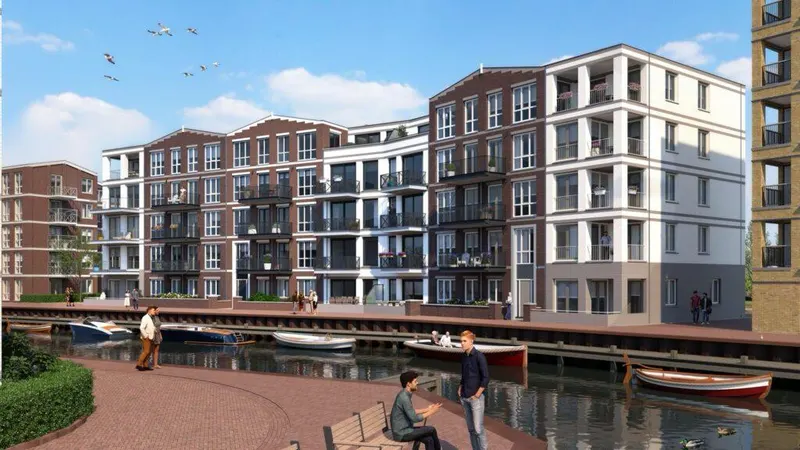 Een gerenderd beeld van een blok appartementen van vier en vijf lagen met balkons en erkers in wit en bruine baksteen, aan een kade met aanlegsteigers en bootjes, met mensen op de stoep ervoor