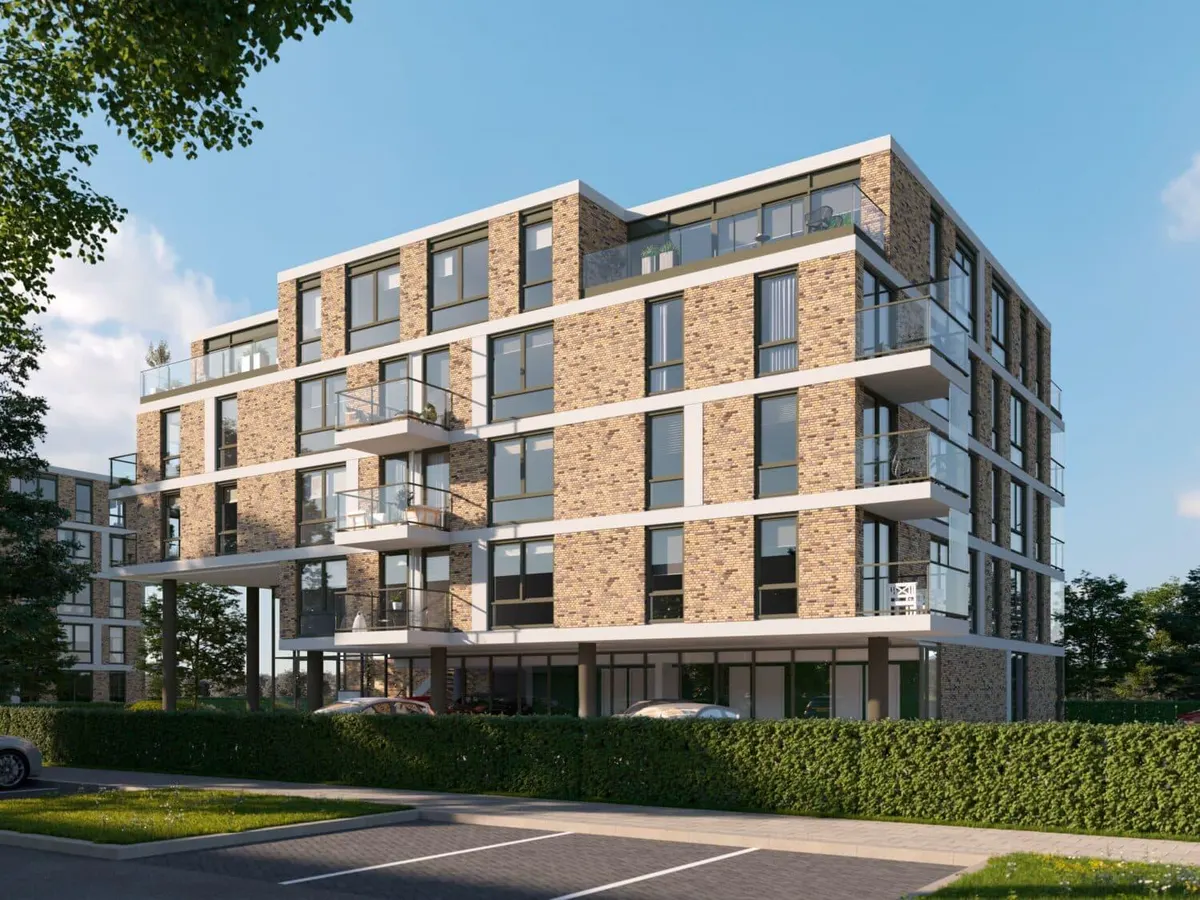 Getekende impressie van een appartementengebouw van vijf lagen in baksteen met witte gevelbanden, balkons met glazen borstweringen en parkeervakken langs de straat ervoor