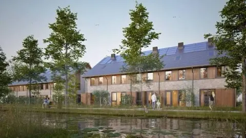 Een gerenderd beeld van een rij lage baksteenwoningen met zonnepanelen op het dak en houten gevelvlakken, aan een oever met bomen en waterlelies op de voorgrond