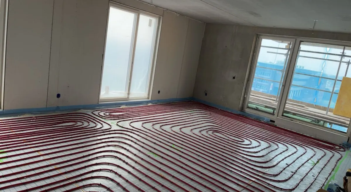 Rode buis over de volle breedte van een appartement, uitzicht op de haven