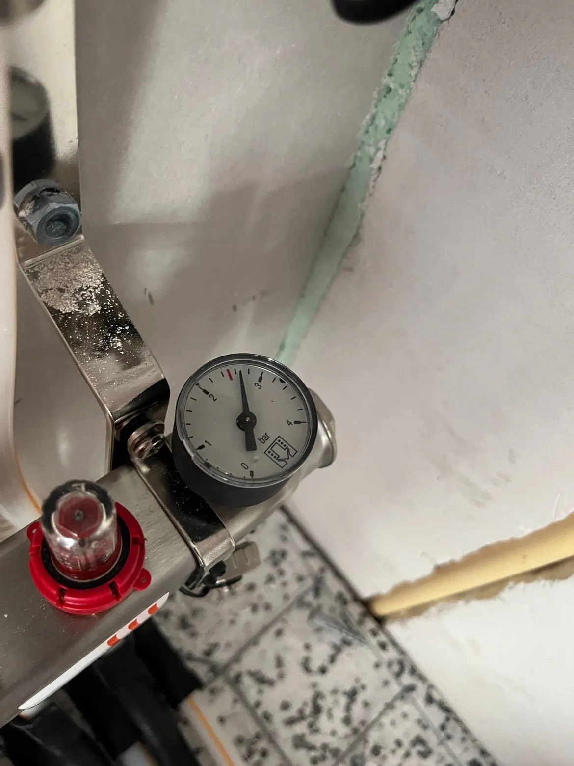 De manometer op de verdeler tijdens het afpersen