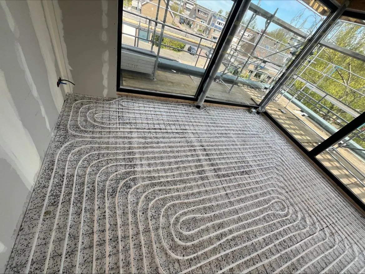 Vloerverwarming tot tegen de pui van een appartement in Pentagon