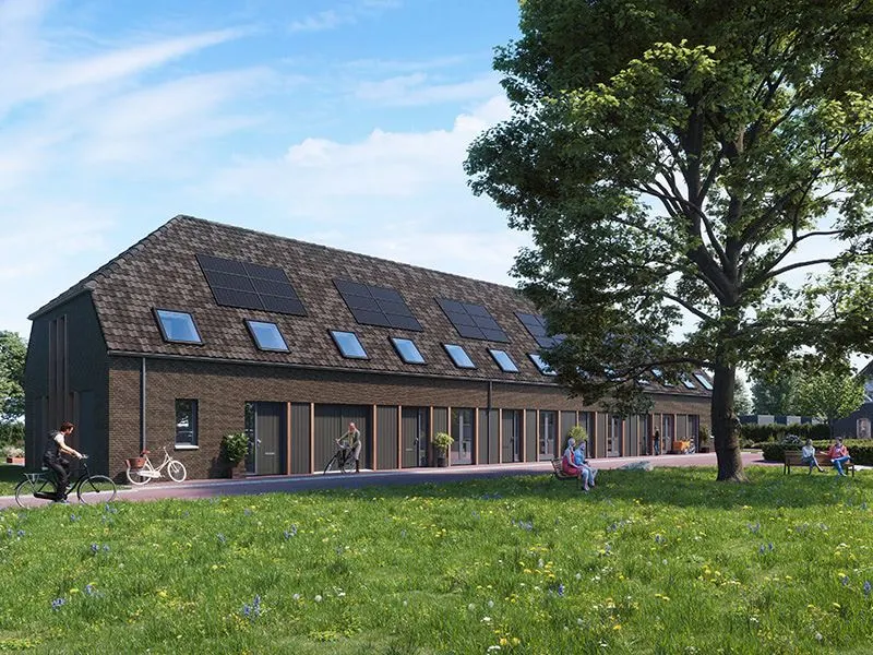 De woningen van Rijzenburg in Elst, een lange rij onder één kap met dakramen en zonnepanelen