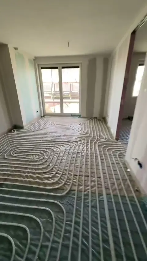 Appartement met balkondeuren en de leidingen door de hele vloer