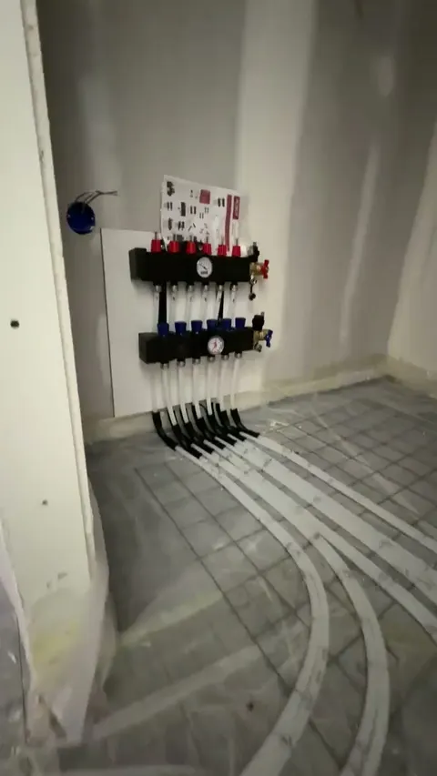 Verdeler tegen de wand, met de groepen naar beneden de vloer in