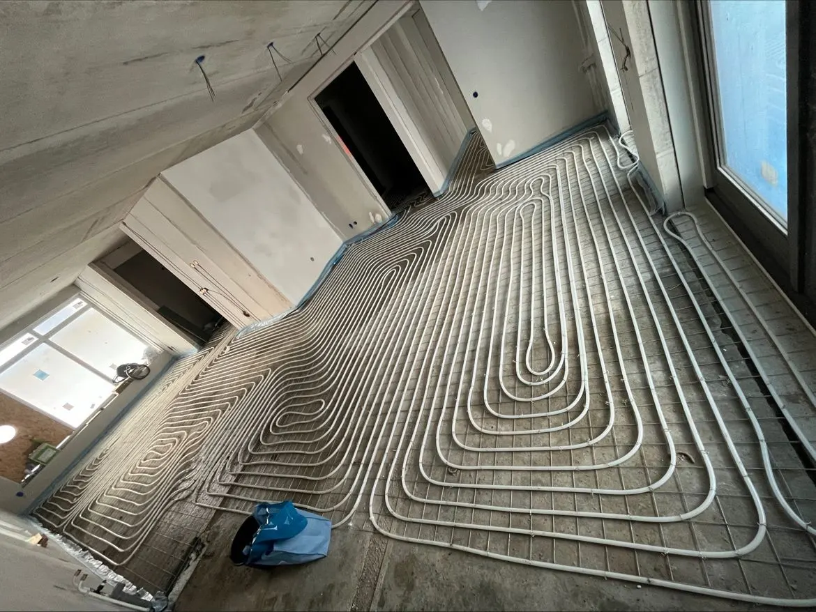 Vloerverwarmingsleidingen door een hele woonkamer in Het Vaandel